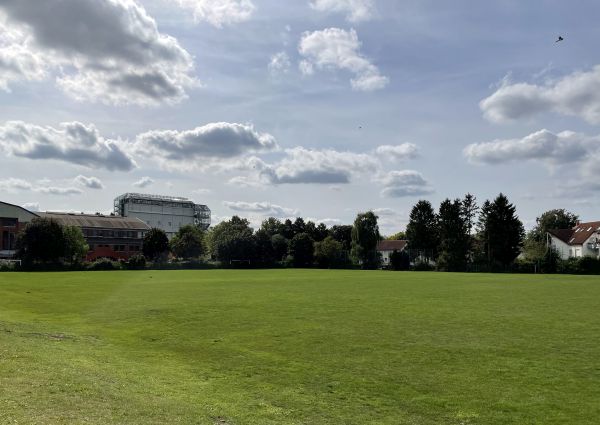 Sportplatz s